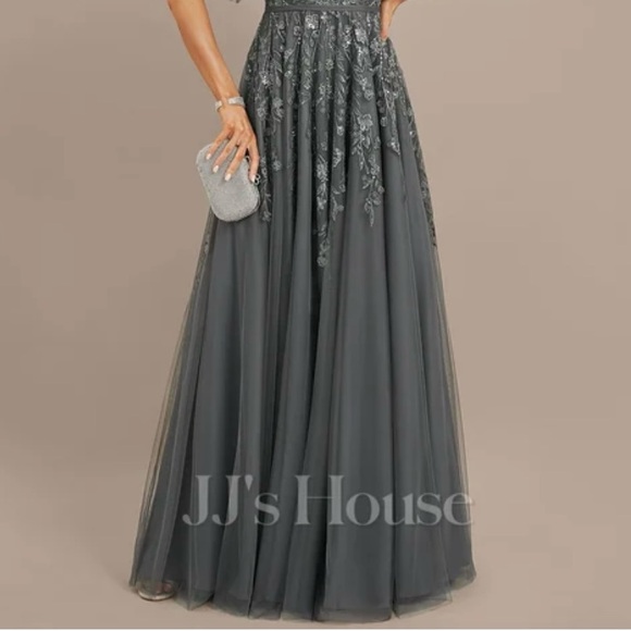 Elegant Burgundy Evening Gown 12 - Picture 6 of 7